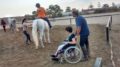 La terapia con Caballos ayuda a personas con discapacidad en Almera