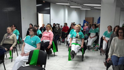 Los mayores de Adra disfrutan de un taller de Zumba