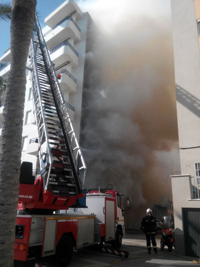 Un incendio arrasa un local en un edificio de seis plantas del Paseo Martimo de Almera