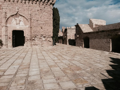 La Alcazaba recibe trabajos de conservacin del pavimento y del adarve del Muro de la Vela 