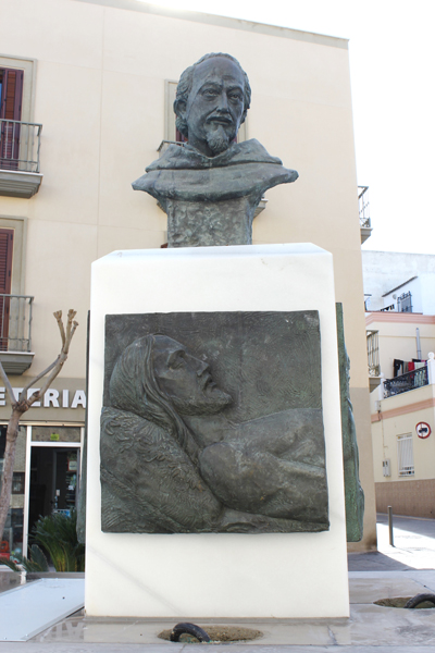 Un busto del Padre Vera preside la nueva fuente de la Plaza Virgen de las Angustias
