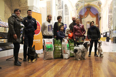 El Ayuntamiento de Vera acuerda con una protectora la recogida de animales callejeros