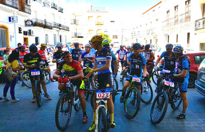 Medio centenar de ciclistas disfruta del paisaje de Sierra Nevada en la II Quedada BTT Abla 