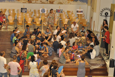 Cerca de una centena de niños participan en un taller de pintura luminiscente en Vera