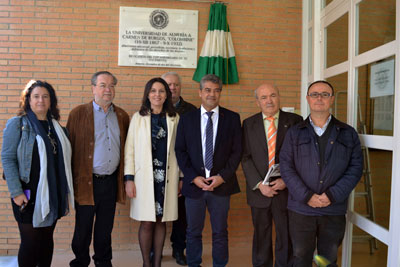La Universidad de Almera coloca una placa a Carmen de Burgos Colombine en la Facultad de Humanidades