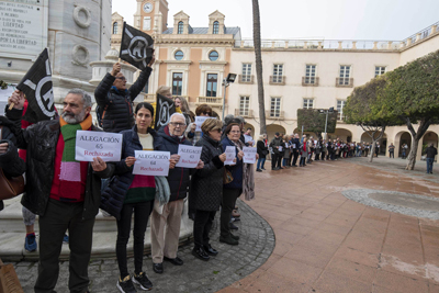Una cadena ciudadana con las 117 alegaciones rechazadas contra el proyecto toma la Plaza Vieja 