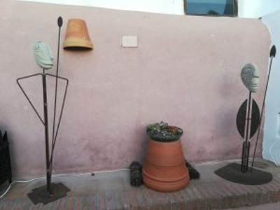 El escultor francs Jo Bell, expone en el Patio Rosa del Cortijo Los Malenos de Aguamarga