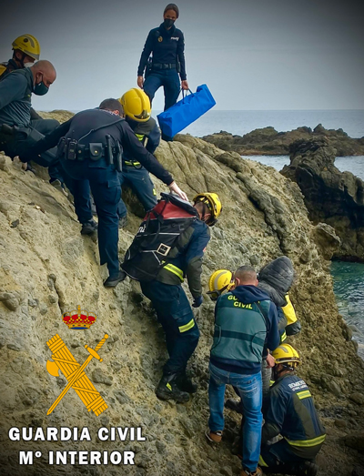 La Guardia Civil auxilia a un menor herido en Carboneras 