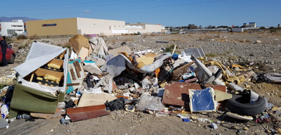 El PSOE exige al alcalde que valle y cierre el solar municipal donde acumula los restos vegetales de podas tras el incendio del domingo