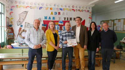 Manuel Corts entrega los premios a los centros escolares ganadores del concurso de Cruces de Mayo 