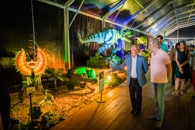 El alcalde inaugura la exposición Dino XXL, la mejor exhibición de Dinosaurios a tamaño real de Europa 