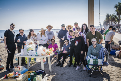Miles de personas vuelven a disfrutar con ilusin las tradicionales moragas en las playas de Roquetas de Mar 