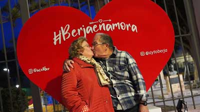 Los corazones llegan a las calles de Berja para impulsar el comercio local en San Valentín