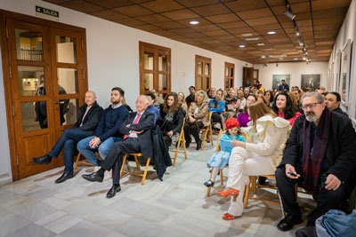 Sarah Thomas present ante 100 personas su novela ‘Saraneo’ en el Castillo de Santa Ana en Roquetas