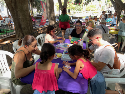Las familias pintan, bailan y se divierten con los juegos tradicionales de #AlmeraenFeria