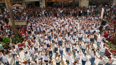 Arranca la Feria de Medioda de Adra 2023 con el tradicional flashmob por parte de las escuelas de baile