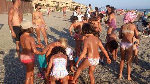 Los nios de Almerimar se convierten en arquelogos en la Playa de Levante
