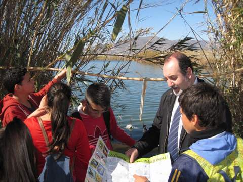 José Manuel Ortiz anima a los jóvenes de Adra a conocer y defender los valores ecológicos de las Albuferas