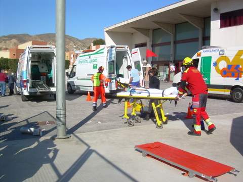 El IES Carmen de Burgos ha sido escenario de un completo ejercicio de emergencia sanitaria