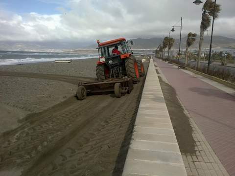 En marcha el dispositivo especial de limpieza para poner a punto las playas ejidenses de cara a las vacaciones de Semana Santa