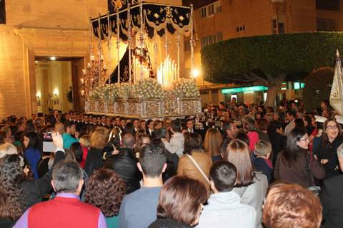 La procesión de la Virgen de los Dolores, de la Cofradía del Paso Negro, da inicio a la Semana Santa 2.014 de Pulpí