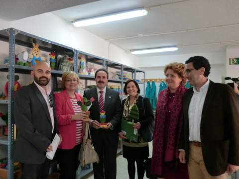 Los Ayuntamientos de Cuevas del Almanzora y Vcar reciben mobiliario y juguetes fabricados en la Unidad de Estancia Diurna Javier Pea 