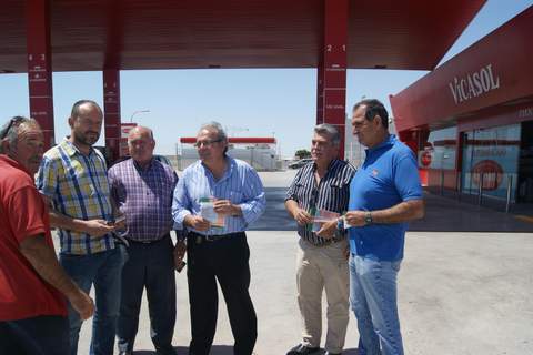 El PSOE inicia su reparto de folletos para exigir al PP que extienda la rebaja fiscal a los agricultores de toda la provincia