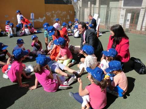 El 061 enseña primeros auxilios a un centenar de niños almerienses utilizando muñecos de peluche