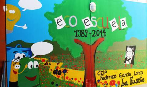 Madres, padres, alumnos y profesores, pintan el Colegio Federico García Lorca de La Fuente en Pulpí