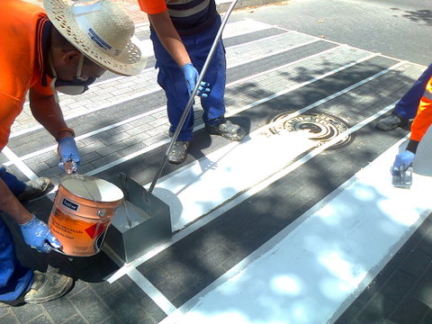 El Ayuntamiento lleva a cabo los trabajos de sealizacin horizontal de trfico con un nuevo sistema de pintura ms resistente y eficiente