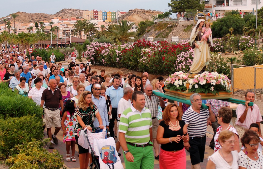 La Virgen del Carmen fue acompaada por cientos de personas en su romera por las playas de San Juan de los Terreros