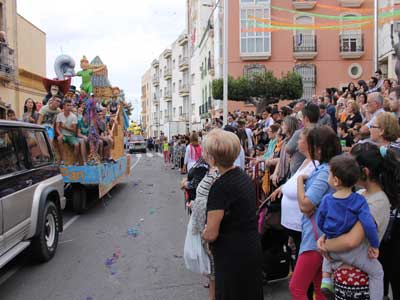 Multitudinaria paella popular con  msica, baile y colofn de bailarinas brasileas en el gran desfile de carrozas de la feria