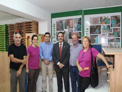 El Ayuntamiento de Bacares y la Asociacin La Traa reciben mobiliario fabricado en la Unidad de Estancia Diurna Javier Pea