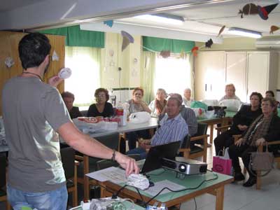 Una veintena de personas mayores participa en talleres de artesana con residuos con el programa Recapacicla de la Junta