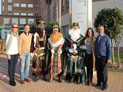 El tradicional desfile de la Cabalgata de Reyes llena de luz e ilusin las calles de El Ejido