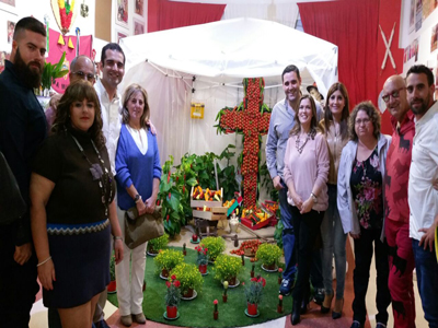 El colegio Mar de Alborn, A.VV. Antonio de Torres y hermandad de la Soledad ganan el concurso de las Cruces de Mayo