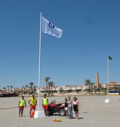Izada la Bandera Q de calidad turstica en las playas de Vera