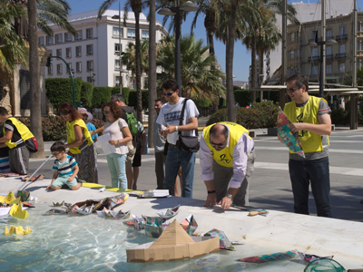 Decenas de barcos de papel para llamar la atencin sobre las muertes trgicas en el Mediterrneo