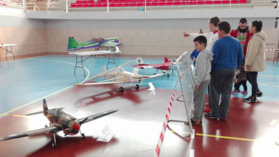 Ms de una treintena de aeronaves completan una exposicin de aeromodelismo