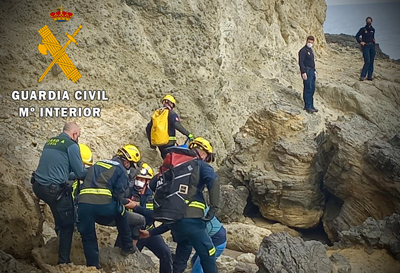 La Guardia Civil auxilia a un menor herido en Carboneras 