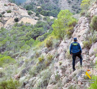La Guardia Civil de Almera auxilia a tres personas en Sierra Nevada, Bdar y Njar